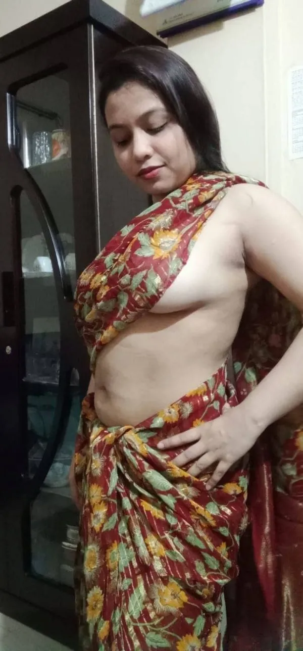 Photo 4 in Hot Bengali Bhabh Revealing Round Tits And Big Ass