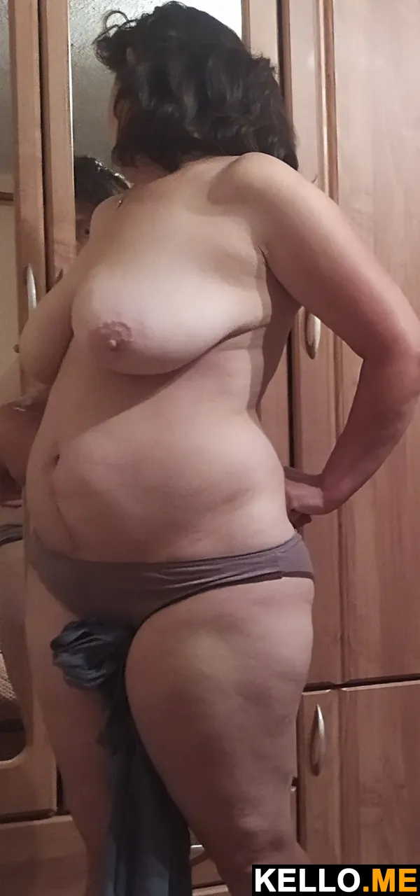 Photo 6 in Hot Delhi MILF Surpiya Showing Her Big Boobs