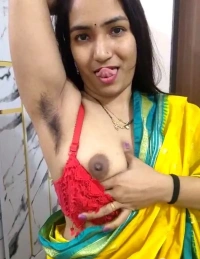 Cute Desi Bhabhi Exposes Juicy Boobs